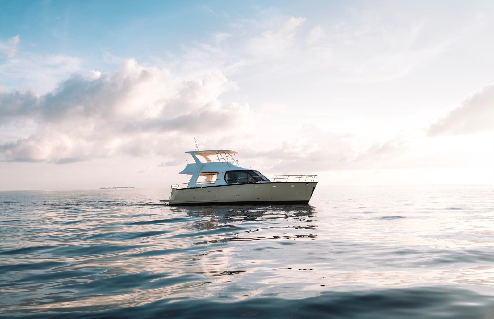 Luxury yacht on calm Florida water - boat insurance from iInsure